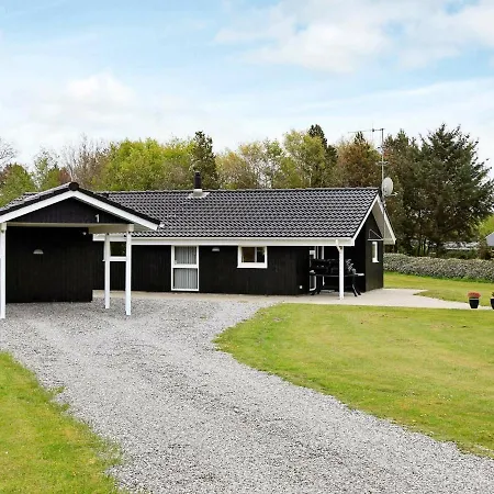 Three-bedroom Holiday In 35 * Oksbøl