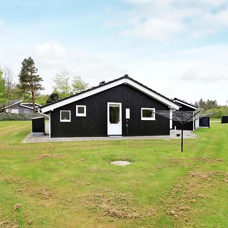 Three-bedroom Holiday In 35