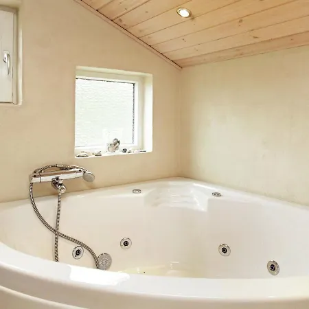 Three-bedroom Holiday In 35 *